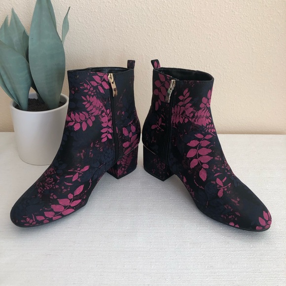 New LIZ CLAIBORNE Gina Black Floral Brocade Memory Foam Ankle Booties Womans 7W - Picture 7 of 12